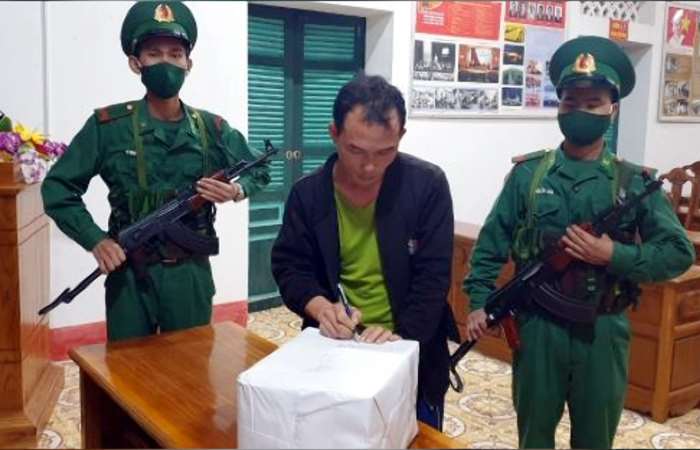Bắt đối tượng người Lào vận chuyển 5kg ma túy đá