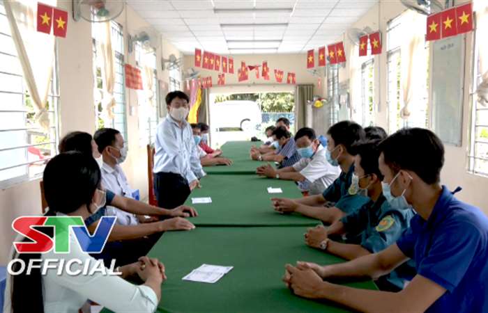 Bí thư huyện Cù Lao Dung thăm, trao quà cho các tổ COVID cộng đồng
