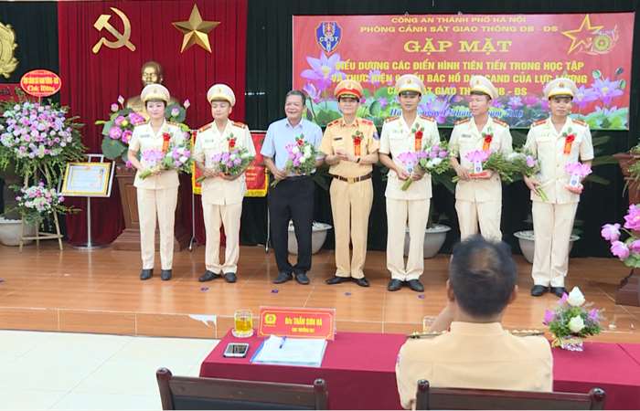 Biểu dương Cảnh sát giao thông thủ đô điển hình, tiên tiến