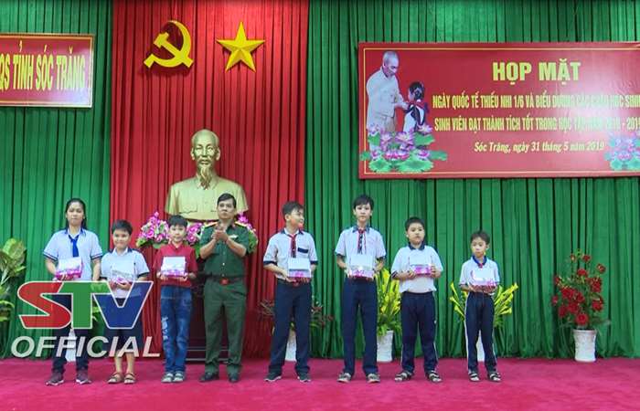 Bộ Chỉ huy Quân sự tỉnh tặng gần 200 phần quà cho học sinh đạt thành tích tốt trong học tập
