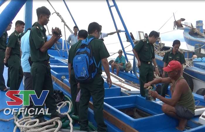 Bộ đội Biên phòng Sóc Trăng bắt phương tiện vận chuyển dầu không rõ nguồn gốc