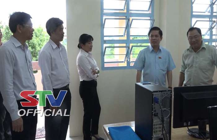 Bộ Trưởng Giao thông-Vận tải thăm trường tiểu học Lâm Thành Hưng 