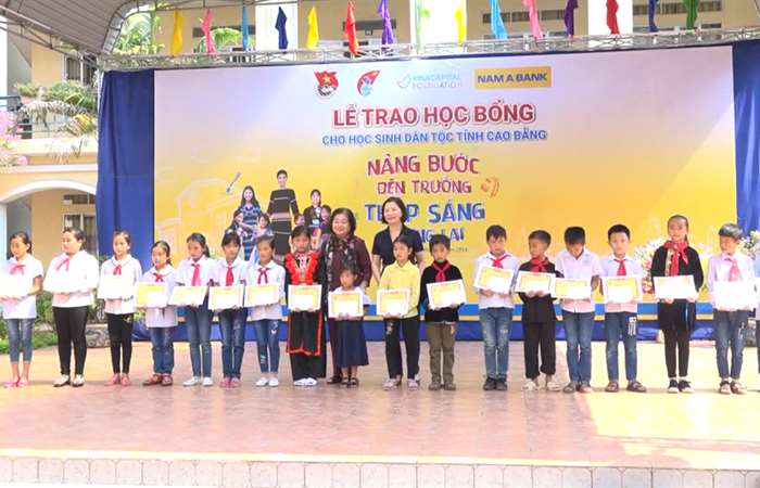 Cao Bằng trao học bổng cho 115 học sinh dân tộc thiểu số