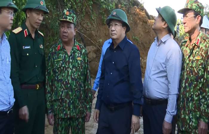 Chạy đua với thời gian tìm kiếm người sau vụ sạt lở núi ở Quảng Nam