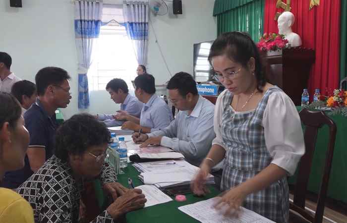 Chi trả tiền bồi thường, hỗ trợ cho hộ dân thị trấn Huỳnh Hữu Nghĩa bị ảnh hưởng bởi Dự án Cao tốc