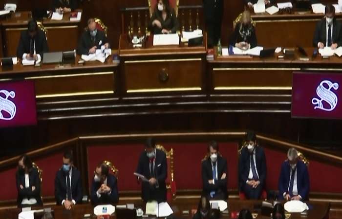 Chính phủ Italia tránh được nguy cơ sụp đổ