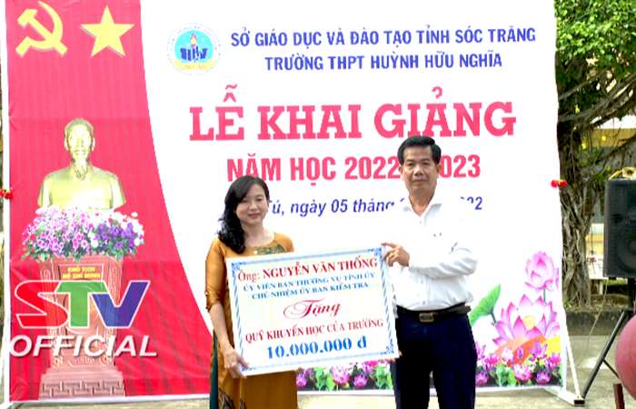 Chủ nhiệm Uỷ ban Kiểm tra Tỉnh uỷ Sóc Trăng dự Lễ khai giảng năm học mới tại trường THPT Huỳnh Hữu Nghĩa 