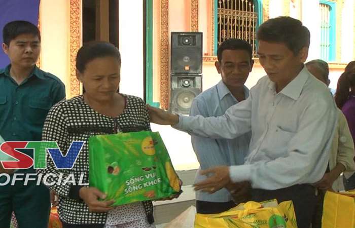 Chủ tịch HĐND tỉnh tặng quà hộ nghèo ở xã Phú Tâm