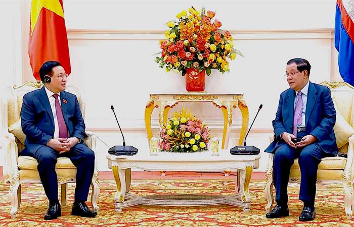 Chủ tịch Quốc hội Vương Đình Huệ hội kiến Thủ tướng Campuchia