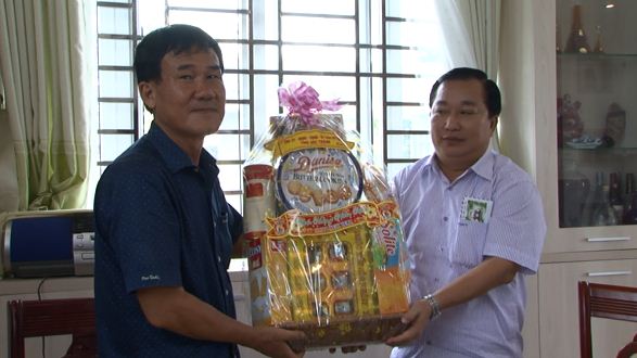 Chủ tịch UBND tỉnh Sóc Trăng chúc Tết cán bộ hưu trí và Bệnh viện Quân y 121 tại thành phố Cần Thơ.