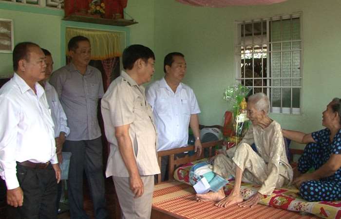 Chủ tịch UBND tỉnh Sóc Trăng tặng quà gia đình chính sách ở huyện Mỹ Xuyên 