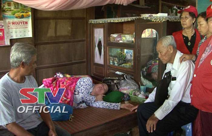 CLB Trao niềm hy vọng giúp đỡ hộ nghèo ở huyện Kế Sách