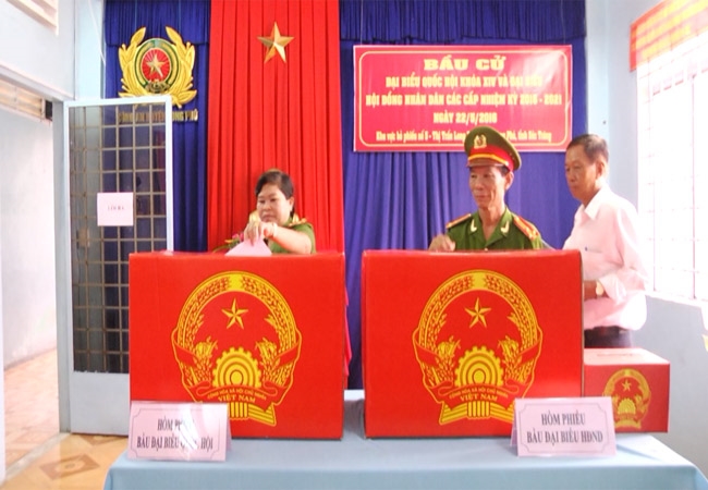 Công an huyện Long Phú tham gia bầu cử sớm 