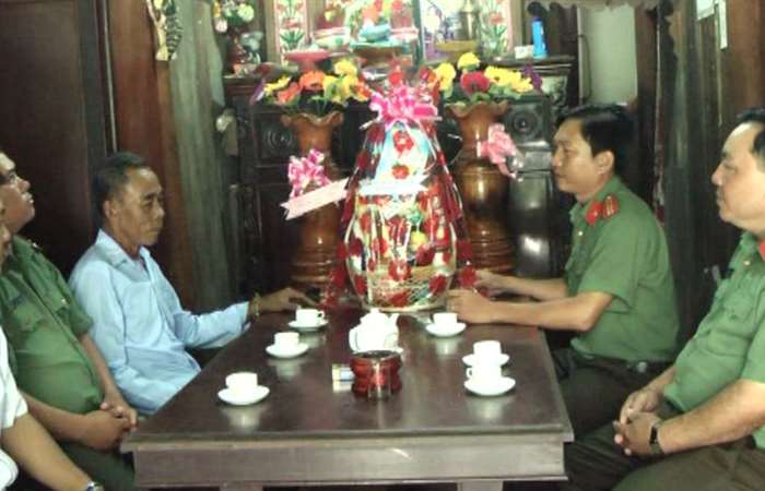 Công an thị xã Ngã Năm tặng quà Tết Chôl Chnăm Thmây