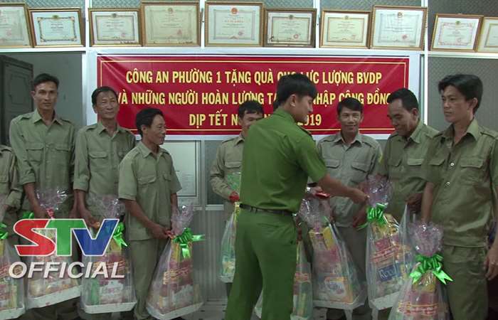Công an thị xã Vĩnh Châu tặng quà cho lực lượng bảo vệ dân phố và người hoàn lương