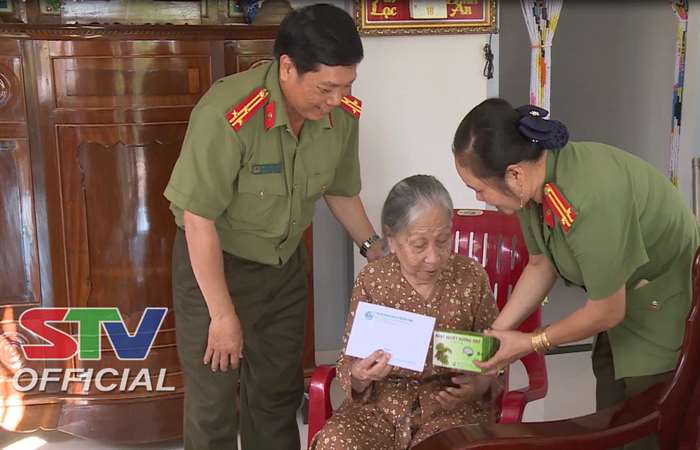Công an tỉnh Sóc Trăng thăm, tặng quà mẹ Việt Nam anh hùng
