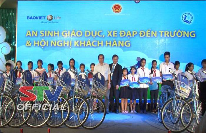 Công ty Bảo Việt Nhân thọ Sóc Trăng trao học bổng an sinh giáo dục 