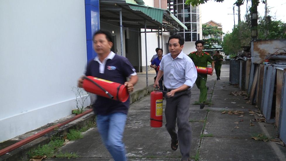 Đài PTTH Sóc Trăng thực tập xử lý tình huống cháy nổ