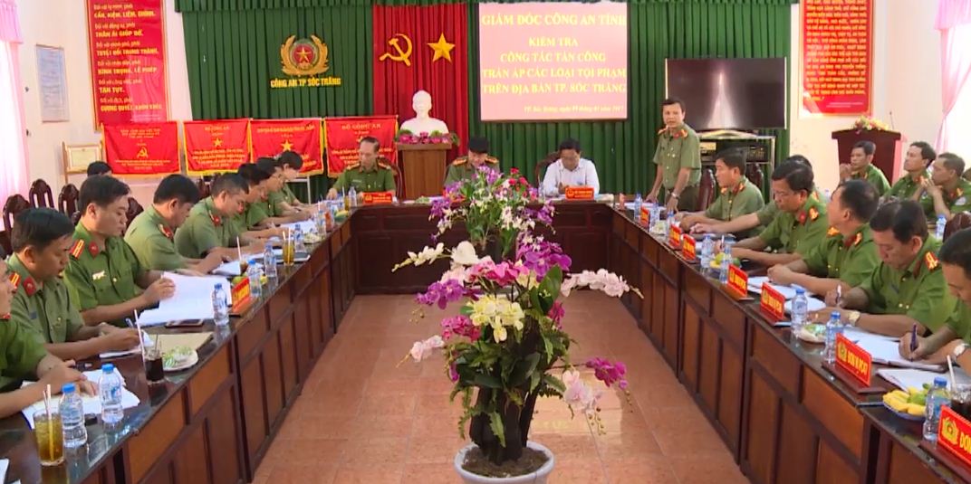 Giám đốc Công an tỉnh kiểm tra Công an thành phố Sóc Trăng.