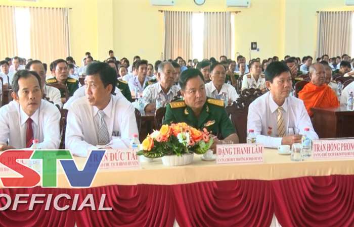 Đảng bộ huyện Trần Đề trao tặng Huy hiệu 50 năm tuổi Đảng cho đảng viên