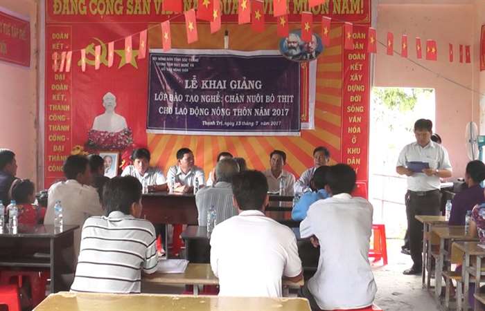 Dạy nghề nuôi bò thịt cho nông dân ấp Rẫy Mới.