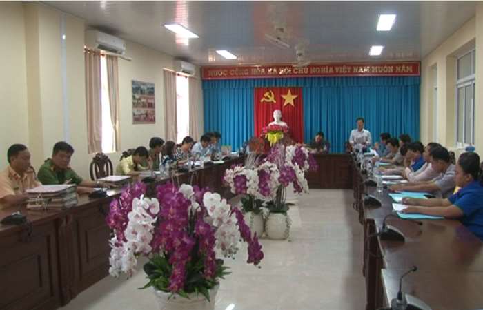 Đoàn công tác của Sở Tư pháp làm việc tại huyện Trần Đề.