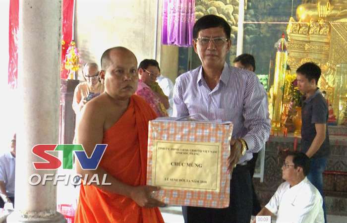 Đoàn lãnh đạo tỉnh Sóc Trăng thăm, tặng quà chùa chùa Khmer địa bàn Long Phú