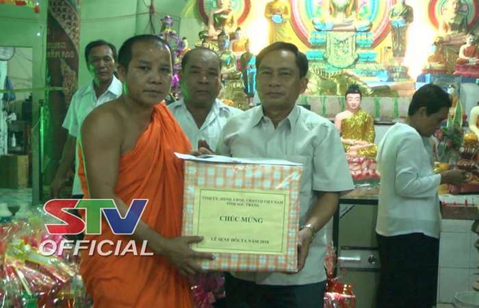 Đoàn cán bộ tỉnh Sóc Trăng thăm, tặng quà chùa Luông Bas sac - Bãi Xàu