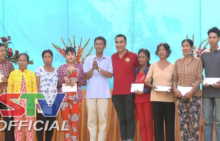 Đoàn nghệ sĩ TP HCM tặng quà cho hộ nghèo xã Phú Tân.