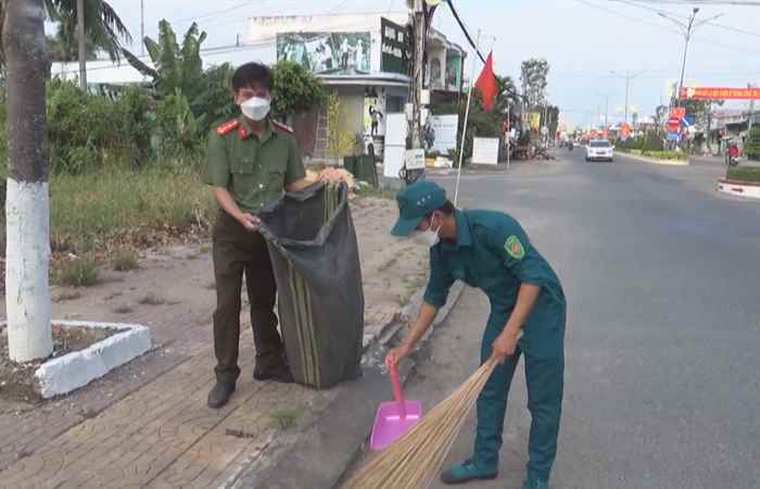 Đoàn Thanh niên huyện Mỹ Tú ra quân vệ sinh khu vực Trung tâm thị trấn Huỳnh Hữu Nghĩa