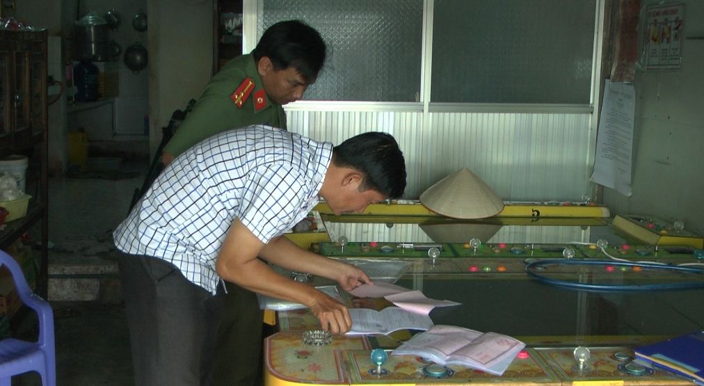 Đội kiểm tra liên ngành 814 huyện Long Phú kiểm tra các cơ sở kinh doanh dịch vụ trò chơi điện tử.