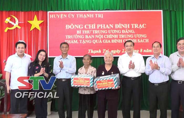 Đồng chí Phan Đình Trạc, Bí thư Trung ương Đảng tặng quà mẹ Việt Nam anh hùng ở Thạnh Trị
