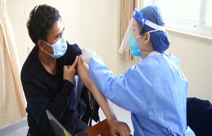 Gần 50 nước triển khai tiêm chủng ngừa COVID-19