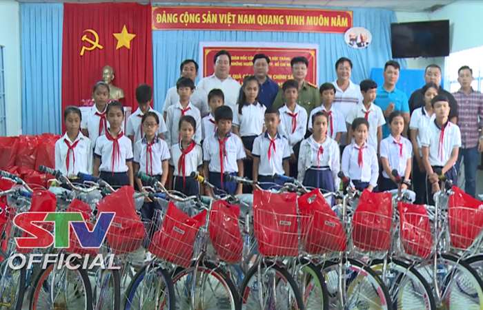 Giám đốc Công an tỉnh Sóc Trăng tặng quà người nghèo dịp Tết Chôl Chnăm Thmây