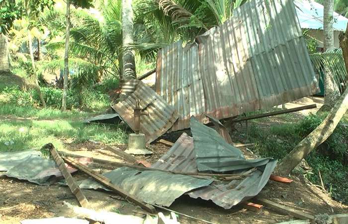 Gió lốc làm sập 11 căn nhà ở xã Tân Hưng huyện Long Phú