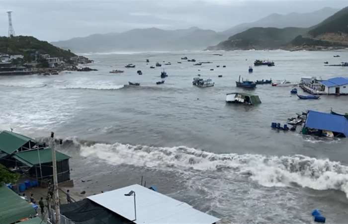 Hàng chục nhà bè du lịch, lồng nuôi thủy sản ở Khánh Hòa bị chìm do bão