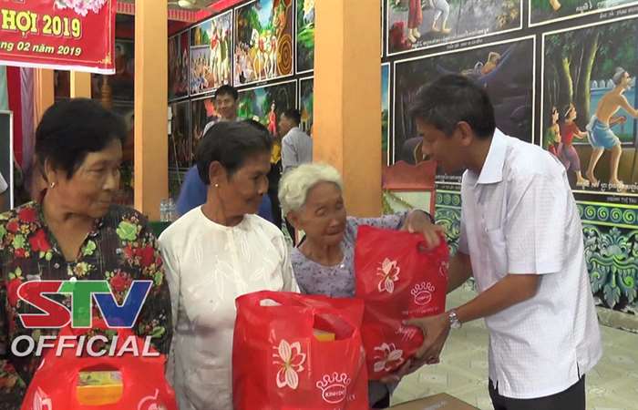 HĐND tỉnh trao quà cho hộ nghèo tại xã Phú Tâm