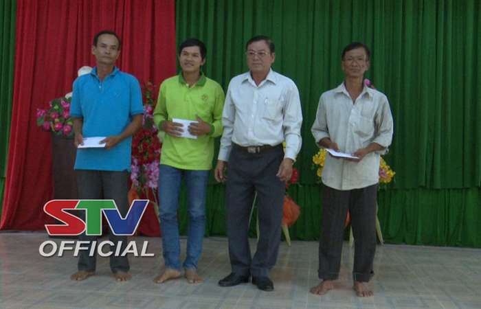 Hỗ trợ tiền cho hộ dân bị sập nhà huyện Long Phú