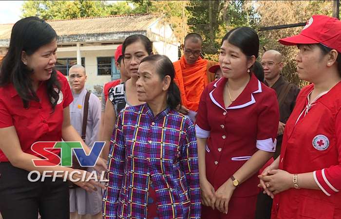 Hội Chữ thập đỏ hỗ trợ các hộ bị cháy nhà tại thị xã Ngã Năm