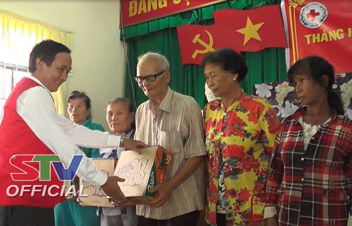 Hội Chữ thập đỏ tỉnh Sóc Trăng tặng quà cho hộ nghèo