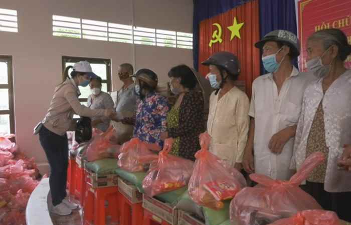 Hội Chữ Thập đỏ huyện Kế Sách tặng quà cho hộ nghèo  