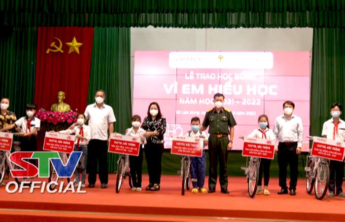 Hội Khuyến học tỉnh Sóc Trăng trao học bổng “Vì em hiếu học” năm học 2021-2022 cho học sinh Cù Lao Dung 