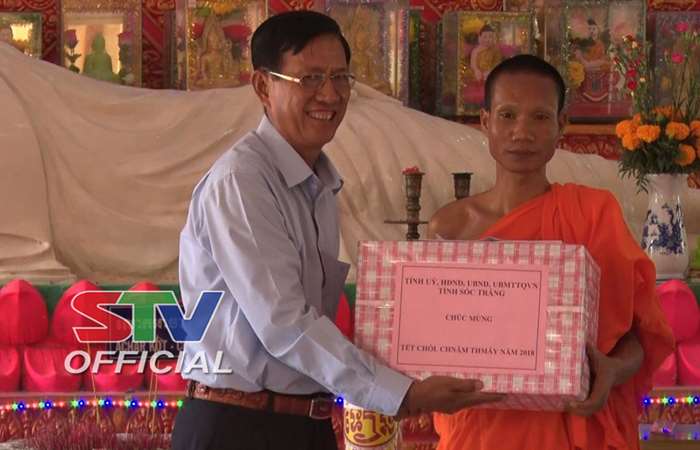 Lãnh đạo huyện Cù Lao Dung đến thăm chùa Kostung