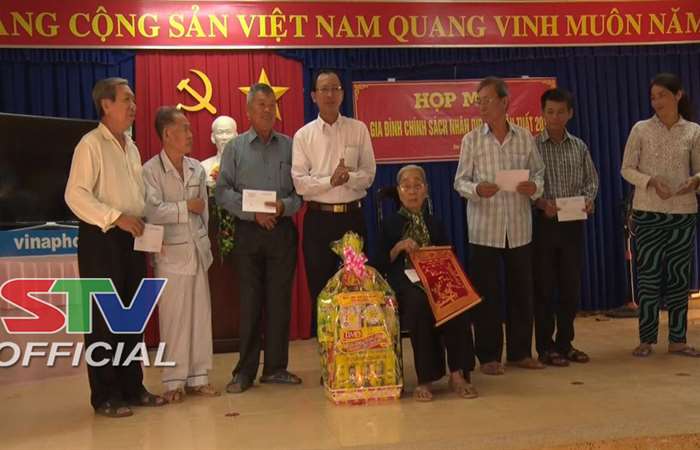 Huyện Cù Lao Dung tặng quà cho gia đình chính sách, người nghèo