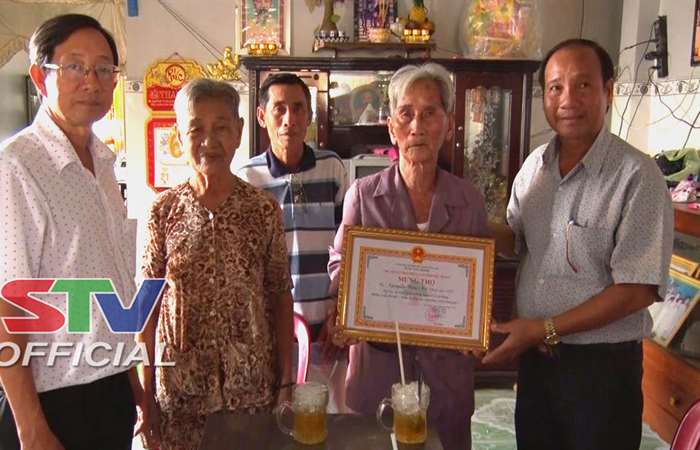 Huyện Cù Lao Dung tặng quà Tết cho người cao tuổi