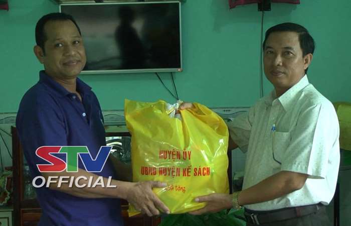 Huyện Kế Sách tặng quà cho gia đình chính sách và cán bộ Khmer hưu trí 