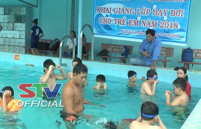 Huyện Mỹ Xuyên tổ chức lớp dạy bơi cho trẻ em