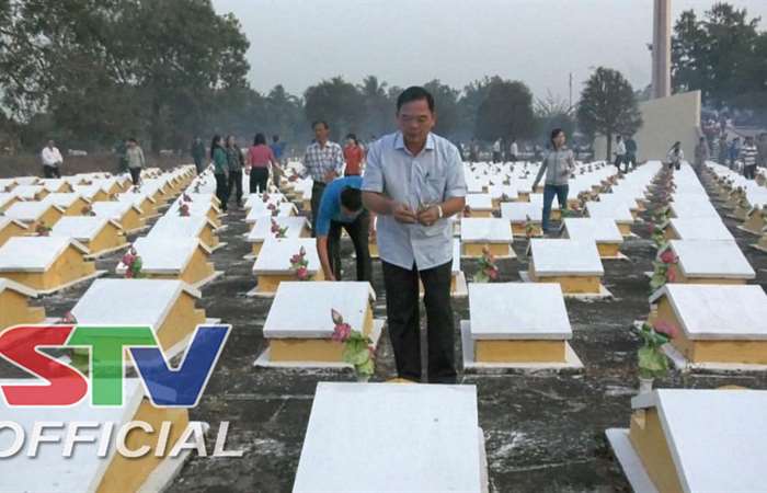 Huyện Mỹ Xuyên tổ chức viếng nghĩa trang liệt sĩ