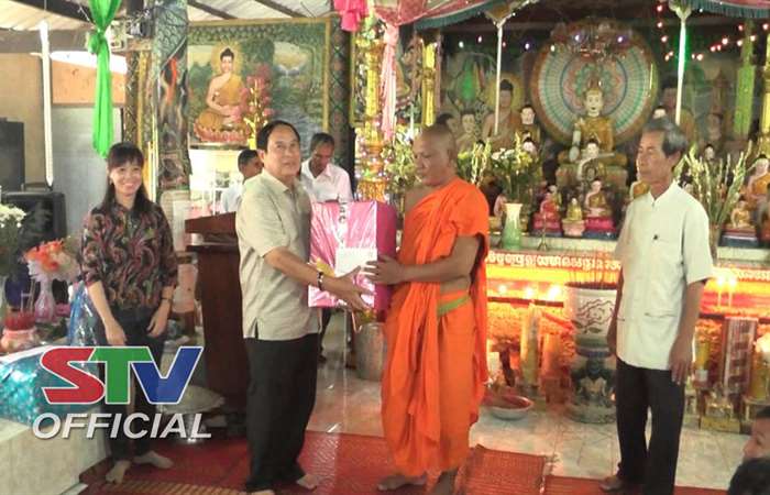 Huyện Thạnh Trị tặng quà các chùa Khmer nhân lễ Dolta 
