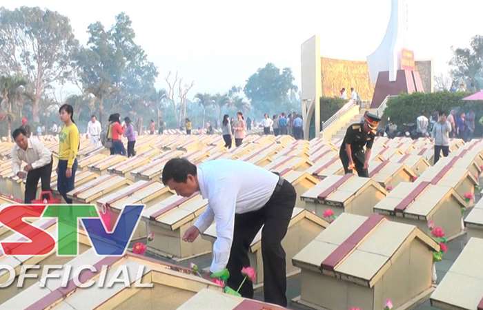 Huyện Thạnh Trị tổ chức viếng nghĩa trang Liệt sĩ